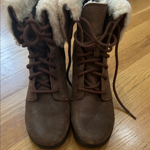 UGG Brown Lace-Up Winter Boots with Cream Fur Lining - Picture 11 of 13